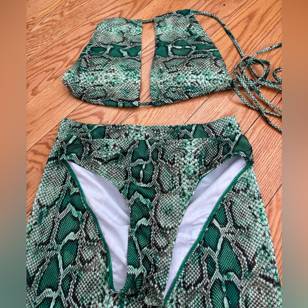 Green Snake-Print Bikini Set with Matching Skirt - Picture 4 of 11
